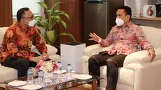 Direktur Operasi LinkAja Widjayanto (kiri) berbincang dengan Staff Ahli Kemenkeu Bidang Pengawasan Pajak Nufransa Wira Sakti (kanan) pada kerja sama peresmian Menu Penerimaan Negara Generasi Ketiga (MPN G3) yang dapat diakses aplikasi LinkAja di Jakarta, Senin (1/11/2021). (Liputan6.com/HO/LinkAja)