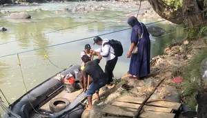Jembatan Hancur, Warga Pakai Cara Ekstrem Seberangi Sungai