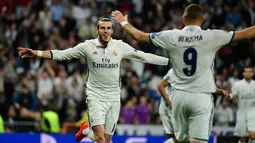 Gelandang Real Madrid, Gareth Bale melakukan selebrasi usai mencetak gol kegawang Legia Warsawa pada Liga Champion di stadion Santiago Bernabeu, Spanyol, (18/10). Madrid menang telak atas Legia dengan skor 5-1. (AFP Photo/Pierre-Philippe Marcou)