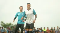 Jadi Noureddine dan Arthur Cunha bakal menjadi duet andalan di jantung pertahanan Arema FC musim ini. (Bola.com/Iwan Setiawan)