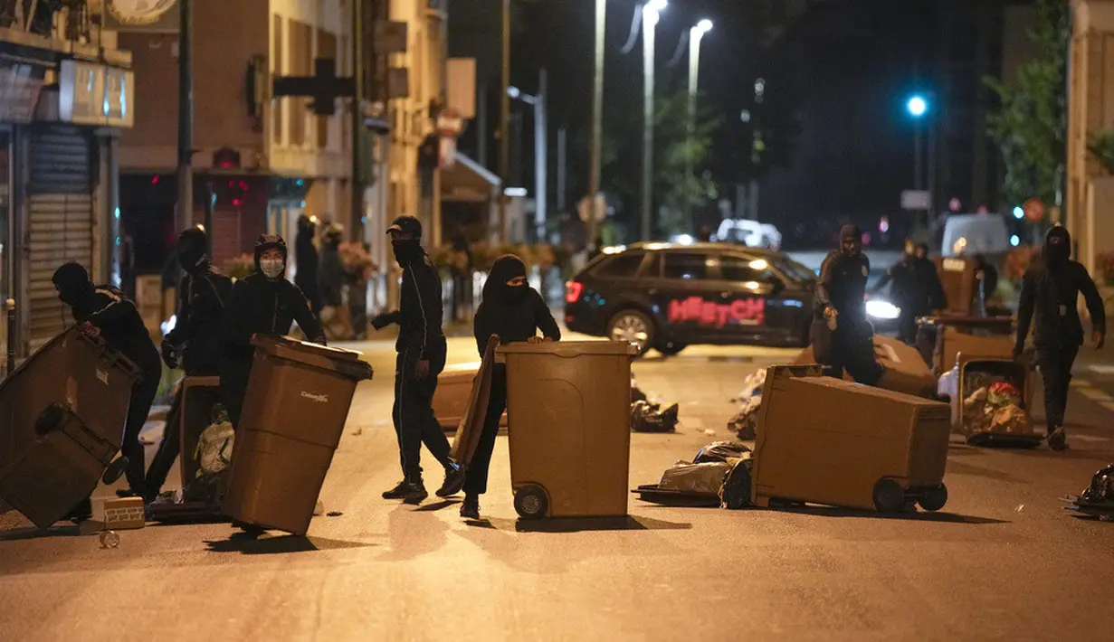<p>Kerusuhan telah berkobar secara nasional, termasuk di kota-kota seperti Marseille, Lyon, Toulouse, Strasbourg dan Lille serta Paris di mana Nahel Merzouk, seorang remaja berusia 17 tahun keturunan Aljazair-Maroko, ditembak pada Selasa 27 Juni 2023 di pinggiran Nanterre. (AP Photo/Lewis Joly)</p>