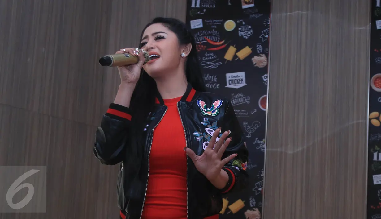 Penyanyi dangdut Dewi Perssik membawakan salah satu lagu di album terbarunya berjudul 'Semua Karena Cinta' di kawasan Kemang, Jakarta Selatan, Kamis (13/4). (Liputan6.com/Herman Zakharia)
