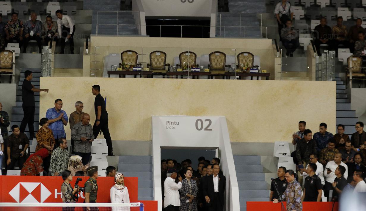Presiden RI, Joko Widodo, saat tiba di Istora Senayan, Selasa (23/1/2018). Setelah direnovasi Istora kini berkapasitas 7.120 penonton dan memiliki kursi dan pencahayaan yang lebih baik. (Bola.com/M Iqbal Ichsan)