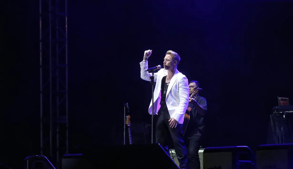 Ronan Keating di panggung 90's Festival, Sabtu (10/8/2024). [Foto: Adrian Putra/Fimela]