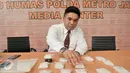 Petugas merilis barang bukti narkoba di Polda Metro Jaya, Jakarta, Rabu (22/2). Ditresnarkoba Polda Metro berhasil ungkap peredaran 2.5 kg sabu dan mengamankan 1 orang tersangka. (Liputan6.com/Yoppy Renato)