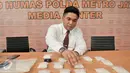 Petugas merilis barang bukti narkoba di Polda Metro Jaya, Jakarta, Rabu (22/2). Ditresnarkoba Polda Metro berhasil ungkap peredaran 2.5 kg sabu dan mengamankan 1 orang tersangka. (Liputan6.com/Yoppy Renato)