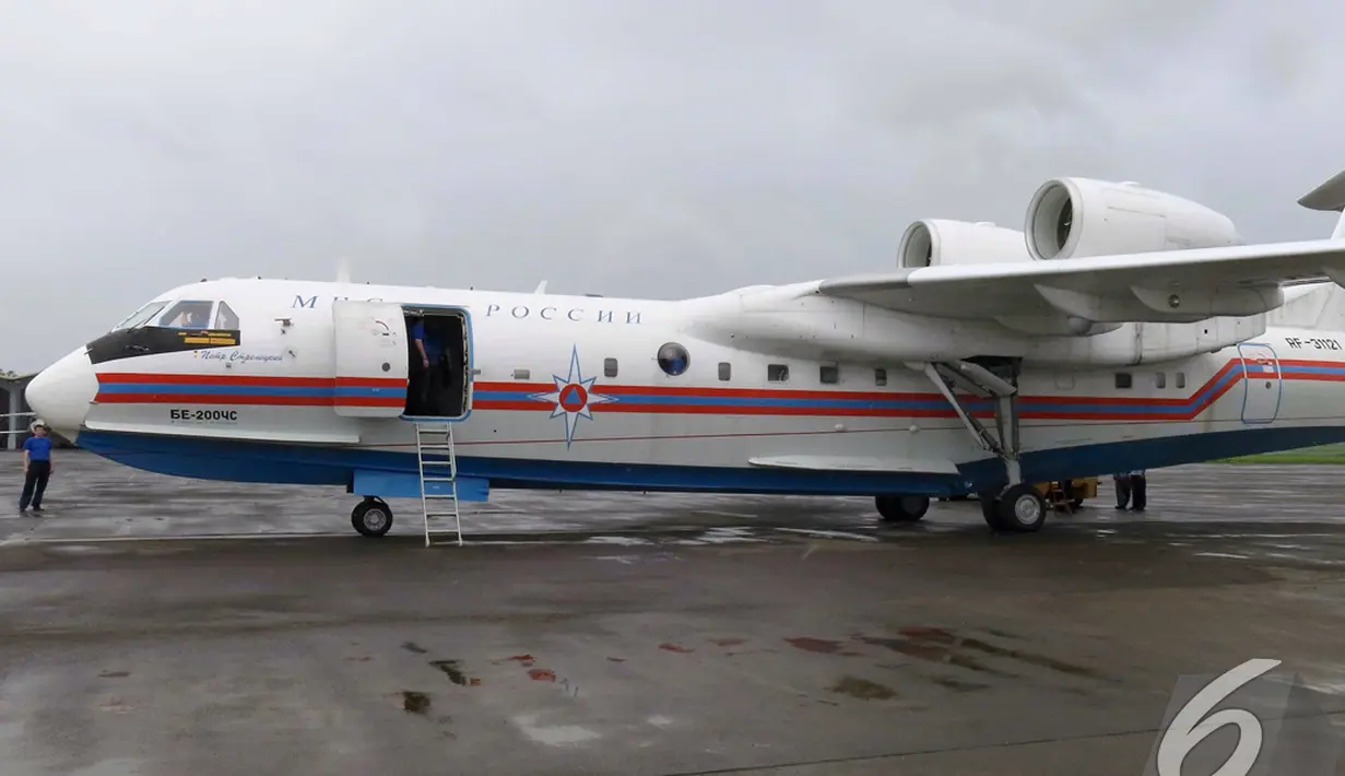 Penampakan pesawat dari Rusia yang ikut membantu pencarian AirAsia QZ8501, di Lanud Halim Perdanakusuma, Jakarta, Minggu (4/1/2015). (Liputan6.com/Andrian M Tunay)
