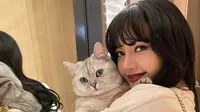 Lisa BLACKPINK dengan kucingnya. (Foto: Instagram/lalalalisa_m)