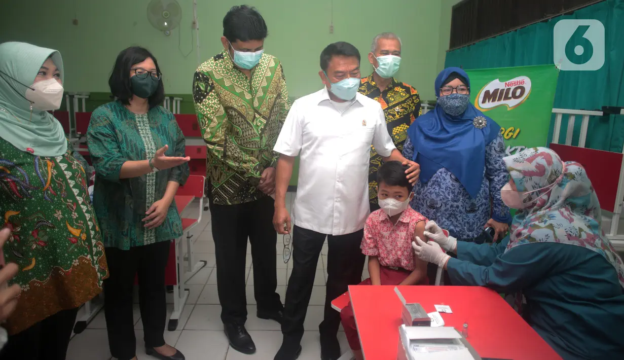 Program percepatan vaksinasi COVID-19 bagi anak usia 6-11 tahun di SDN Jatiasih III, IV dan V Bekasi merupakan kolaborasi Kantor Staf Presiden (KSP) dan Nestlé MILO dengan membagikan 4 juta produk MILO UHT bagi 4.000 Sekolah Dasar di 50 kota di seluruh Indonesia. (Liputan6.com/HO/Milo)