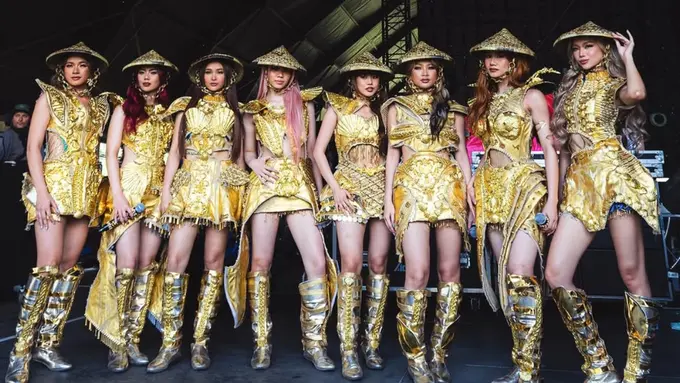 BINI saat manggung di Coachella kenakan busana sustainable