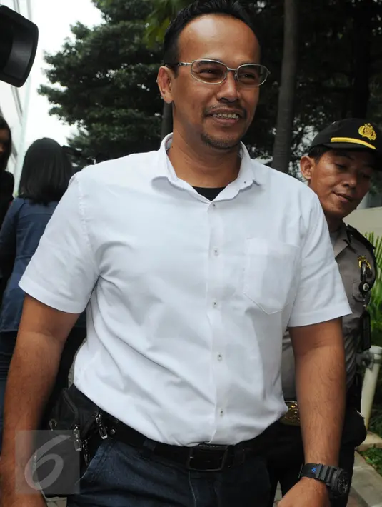 Anggota DPRD DKI Jakarta, Fajar Sidik berusaha menghindari awak media usai diperiksa penyidik KPK, Jakarta, Selasa (14/6). Adik kandung Ustad Jeffry Al-Buchori itu diperiksa sebagai saksi suap raperda reklamasi Teluk Jakarta. (Liputan6.com/Helmi Afandi)