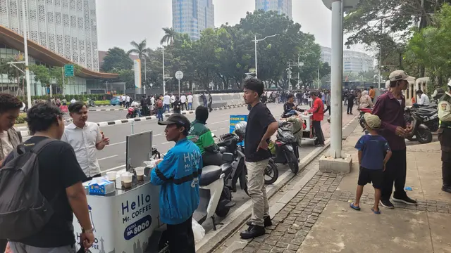 Ijal (28), penjual kopi gerobak saat aksi demonstrasi mahasiswa di sekitar Monumen Nasional (Monas), Jakarta, Rabu (28/10/2026). (Liputan6.com/Drey)