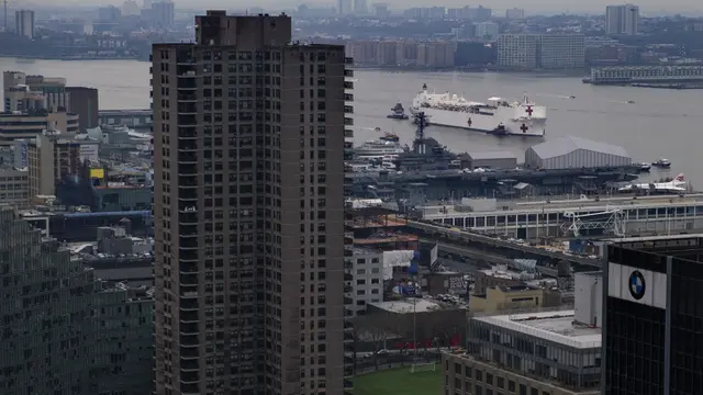 FOTO: Perangi COVID-19, AS Kerahkan Kapal Rumah Sakit ke New York