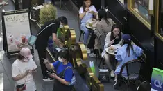 Pengunjung mengenakan masker mengobrol di restoran yang dibuka kembali di pusat perbelanjaan di Beijing, Senin (6/6/2022). Pengunjung kembali ke restoran di sebagian besar Beijing untuk pertama kalinya dalam lebih dari sebulan sebagai pihak berwenang lebih lanjut melonggarkan pembatasan terkait pandemi wabah COVID-19. (AP Photo/Andy Wong)