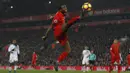 Gelandang Liverpool, Gerginio Wijnaldum, berusaha mengontrol bola saat melawan Sunderland. Dua gol kemenangan Liverpool dicetak oleh Divock Origi dan James Milner. (Reuters/Phil Noble)