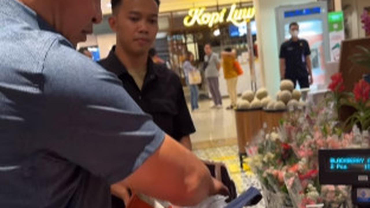 Momen Kasad Maruli Belanja di Supermarket, Rapikan Belanjaan Sendiri Ajudan Sampai Bengong