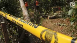 Garis polisi terpasang di lokasi tempat terjadinya ledakan oleh pohon sengon, di Desa Malon, Gunungpati, Semarang, Selasa (7/8/2019). Diduga inilah titik lokasi penyebab blackout atau mati listrik massal di wilayah Jakarta dan sekitarnya. (Liputan6.com/Gholib)