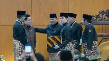 Menteri Pemuda dan Olahraga (Menpora) Erick Thohir, bersama Presiden Prabowo Subianto (tengah), yang pamit dari posisinya sebagai Ketua Umum PB Ikatan Pencak Silat Indonesia (IPSI). PB IPSI kini memiliki ketua umum baru, yaitu Sugiono, yang juga merupakan Menteri Luar Negeri (Menlu) RI saat ini. (Dok. Kemenpora)