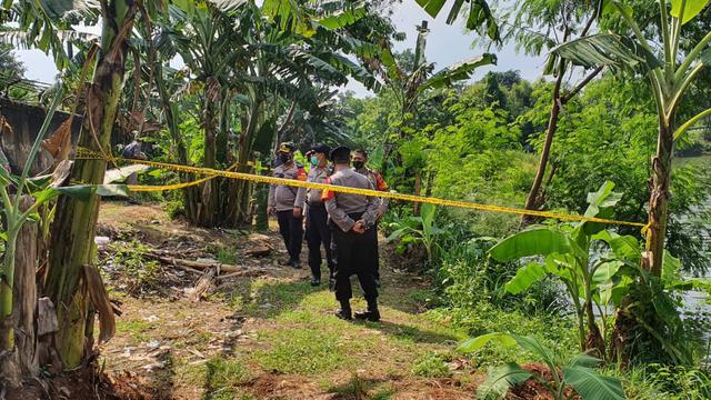 Sebuah helikopter jatuh ke Situ Buperta, Kecamatan Cimanggis, Kota Depok. (Liputan6.com, Dicky Agung Prihanto)