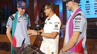 Menparekraf Sandiaga Uno dan pembalap tim Gressini Alex Marquez dan Fabio Di Giannantonio. (dok. Liputan6.com/Dinny Mutiah)