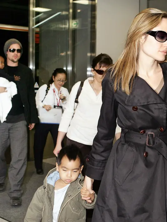 Cerita dan proses perceraian Jolie dan Pitt nampaknya memang tak kunjung usai. Meskipun Pitt sudah dinyatakan bebas atas tuduhan melakukan kekerasan pada anak, nampaknya soal urusan anak pun tidak akan sirna. (AFP/Bintang.com)