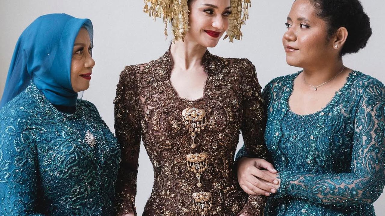 Model Kebaya Modern ala Enzy Storia, Potret Cantiknya Makin Terpancar