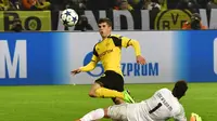 Gelandang Borussia Dortmund, Christian Pulisic (atas) mengelabui kiper Benfica, Ederson Moraes, pada Leg 2 Babak 16 Besar Liga Champions 2016-2017, di Dortmund, Kamis (9/3/2017) dini hari WIB. Pulisic menjadi pemain termuda Dortmund yang mencetak gol pada