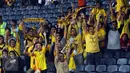 Suporter Mitra Kukar merayakan kemenangan timnya atas Semen Padang di final Piala Jenderal Sudirman, Minggu (24/1/2016). Mitra Kukar unggul 2-1 atas Semen Padang. (Liputan6.com/Helmi Fithriansyah)