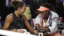 Sloane Stephens dan Madison Keys (kiri) tertawa bersama menanti penyerahan trofi pada AS Terbuka 2017 di Arthur Ashe Stadium, New York, (9/9/2017). Stephens menang atas Madison Keys 6-3, 6-0. (AP/Andres Kudacki)