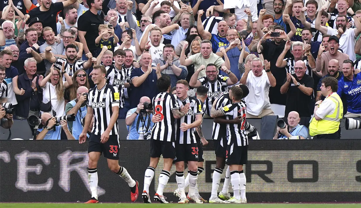 Pemain Newcastle melakukan selebrasi setelah Alexander Isak mencetak gol ke gawang West Ham pada laga lanjutanLiga Inggris 2023/2024 di London Stadium, London, Inggris, Minggu (08/10/2023) malam WIB. Tambahan satu poin Newcastle mambuat mereka kini menempati urutan kedelapan klasemen dengan raihan 13 poin. (AP Photo/PA/Zac Goodwin)