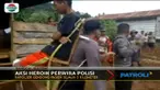 Seorang perwira polisi yang merupakan Kapolsek Bunta menggendong warga demi mendapatkan perawatan medis atas kakinya yang luka membusuk.