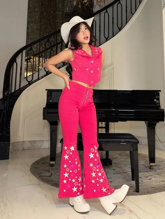 Fuji An ikut memeriahkan Halloween dengan kostum Barbie. Mengenakan atasan sleeveless dipadukan celana cut bray dihiasi blink-blink bintang. Lengkap dengan topi koboi putih dan sepatu heelsnya. [@fuji_an]