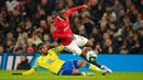 Pemain Nottingham Forest Gustavo Scarpa berebut bola dengan pemain Manchester United Aaron Wan-Bissaka (atas) pada pertandingan sepak bola leg kedua semifinal Piala Liga Inggris di Old Trafford, Manchester, Inggris, 1 Februari 2023. Manchester United melaju ke final Piala Liga Inggris usai mengalahkan Nottingham Forest dengan skor 3-0 pada leg pertama dan 2-0 pada leg kedua. (AP Photo/Dave Thompson)