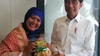 Nurchaeti, pemilik pabrikan CV N&N Internasional berfoto bersama Presiden Joko Widodo (Jokowi).