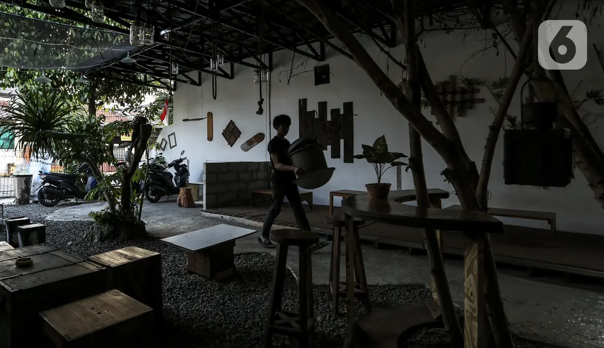 Suasana Kedai Poci (KEPO) di Hj Kelik, Kelapa Dua Srengseng, Jakarta Barat, Sabtu (18/9/2021). Meski naik, tingkat kunjungan kafe dan restoran saat ini masih berada di level 30-40 persen jika dibandingkan kondisi sebelum pandemi. (Liputan6.com/Johan Tallo)
