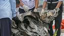 Petugas KNKT memeriksa bagian turbin pesawat Sriwijaya Air dihari kelima yang jatuh di perairan Pulau Seribu, di Dermaga JICT, Jakarta,  Rabu (13/1/2021). Pengangkatan mesin turbin pesawat Sriwijaya Air SJ 182 itu menggunakan crane milik KRI Cucut 866. (Liputan6.com/Faizal Fanani)