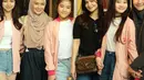 Sydney Azkassyah Yusuf, anak Cut Tari, terlihat menawan memadukan jaket bomber warna pink-nya dengan crop top putih dan denim shorts. [@zaskiadyamecca].