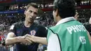 Mario Mandzukic meminta maaf dan bersalaman dengan Yuri Cortez usai merayakan gol ke gawang Inggris pada semifinal Piala Dunia 2018 di Luzhniki Stadium, Moskow, (11/7/2018). Yuri jatuh saat perayaan gol skuat Vatreni tersebut. (AP/Frank Augstein)