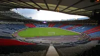 Hampden Park dibuka tahun 1903 dan dinobatkan sebagai stadion terbesar di dunia saat itu, karena dapat menampung lebih dari seratus ribu penonton. Bahkan ketika Timnas Skotlandia menjamu Timnas Inggris, stadion ini mampu menampung 149.415 penonton. (Foto: AFP/ Ian MacNicol)