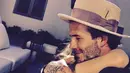 David Beckham memeluk anaknya, Haper, saat liburan paskah. (instagram/davidbeckham)