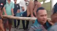 Cerita Pilu Warga Sakit di Mojokerto Dievakuasi Pakai Truk