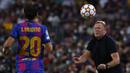 Unggul dua angka membuat Bayern Munchen bermain semakin percaya diri dan menguasai jalannya pertandingan. Hal tersebut membuat pelatih Barca, Koeman (kanan) membuat pergantian pemain untuk merespon perkembangan permainan. (Foto: AP/Joan Monfort)