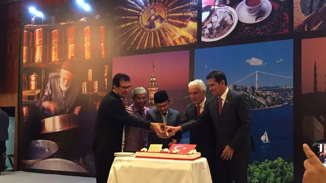 Duta Besar Turki untuk Indonesia Sander Gurbuz ditemani Mantan Presiden RI ke-3 BJ Habibie saat memotong kue di Hari Peringatan Turki ke-94 (Liputan6.com/Teddy Tri Setio Berty)