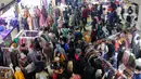 Warga memanfaatkan hari libur akhir pekan ini untuk berburu baju Lebaran. (Liputan6.com/Angga Yuniar)