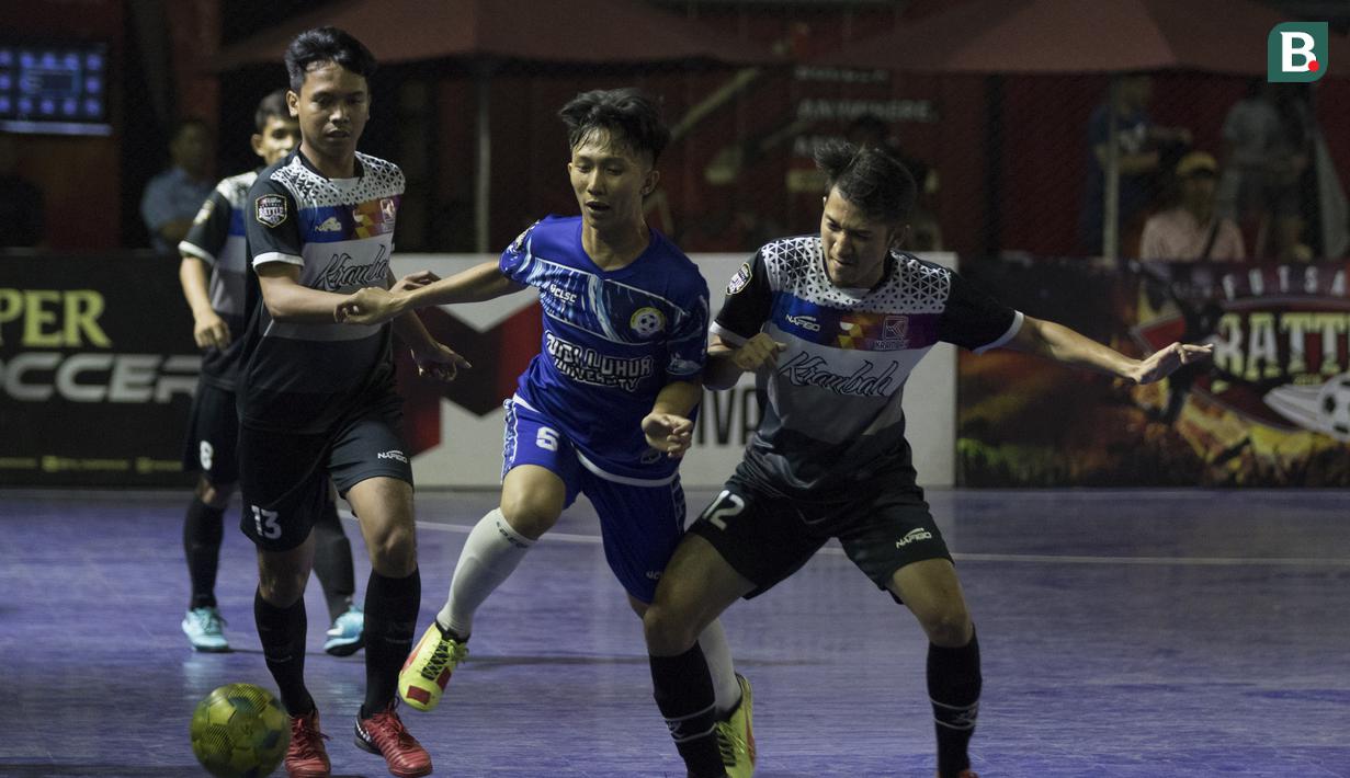 Pemain Al-Falah berusaha melewati pemain Kerambah FC pada laga Grand Final Futsal Battle di Mall Taman Anggrek, Jakarta, Minggu (14/10). Kerambah FC juara melalui adu penalti. (Bola.com/Vitalis Yogi Trisna)