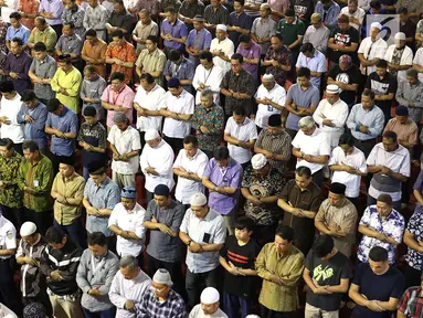Umat muslim melaksanakan salat Jumat pertama pada bulan Ramadan 1439 H di Masjid Istiqlal, Jakarta, Jumat (18/5). Bulan Ramadan membuat Salat Jumat di Istiqlal lebih ramai dibandingkan biasanya. (Liputan6.com/Immanuel Antonius)