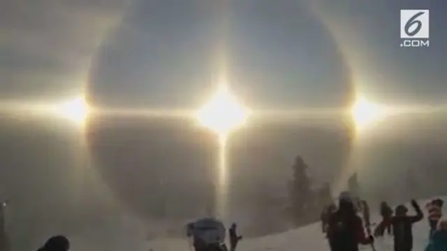 Fenomena langka terjadi di langit Swedia. Seorang pria merekam munculnya penampakan tiga matahari di sebuah kawasan resor ski.