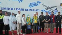 Plt. Direktur Jenderal Perhubungan Udara Kementerian Perhubungan Nur Isnin Istiartono, melakukan prosesi pelepasan penerbangan umrah perdana di Bandara Kertajati, Minggu (20/11/2022). (Dok Kemenhub)