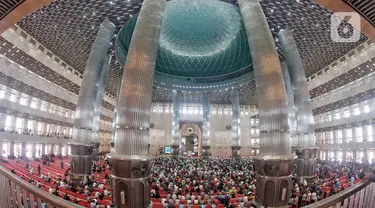 Umat Islam saat mengikuti ibadah shalat Jumat pertama Ramadhan 1444 Hijriyah di Masjid Istiqlal,Jakarta, Jumat (24/3/2023). (Liputan6.com/Angga Yuniar)