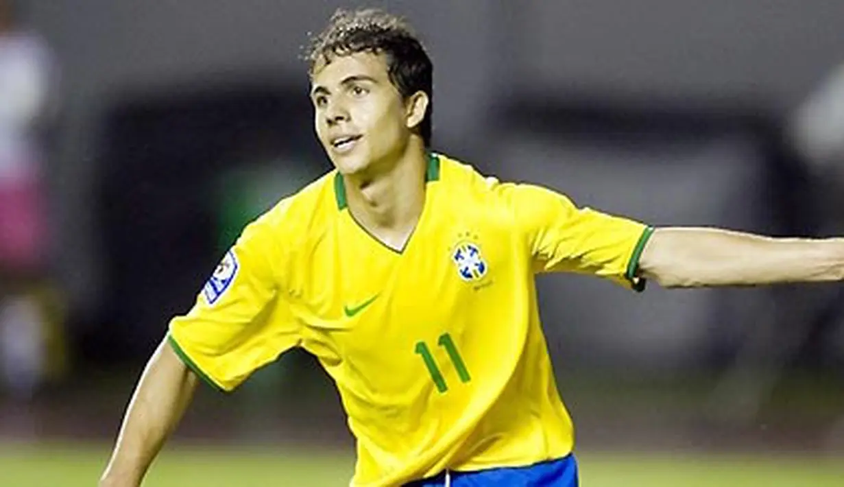 Striker Brasil, Nilmar merayakan hat-trick ketika Brasil menang 4-2 atas Chile dalam lanjutan kualifikasi PD 2010 di Stadion Pituacu, Salvador de Bahia, pada 9 September 2009. AFP PHOTO/ANTONIO SCORZA